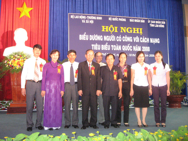 Ảnh biểu dương những người có công với cách mạng